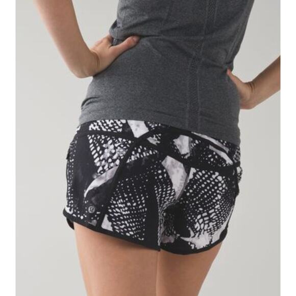 Lululemon Tracker Short III *4-way Stretch Black Beige Pattern size 4 - Picture 3 of 8